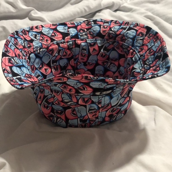 *AWESOME* Pill Bucket Hat in Blue and Pink - Picture 4 of 9